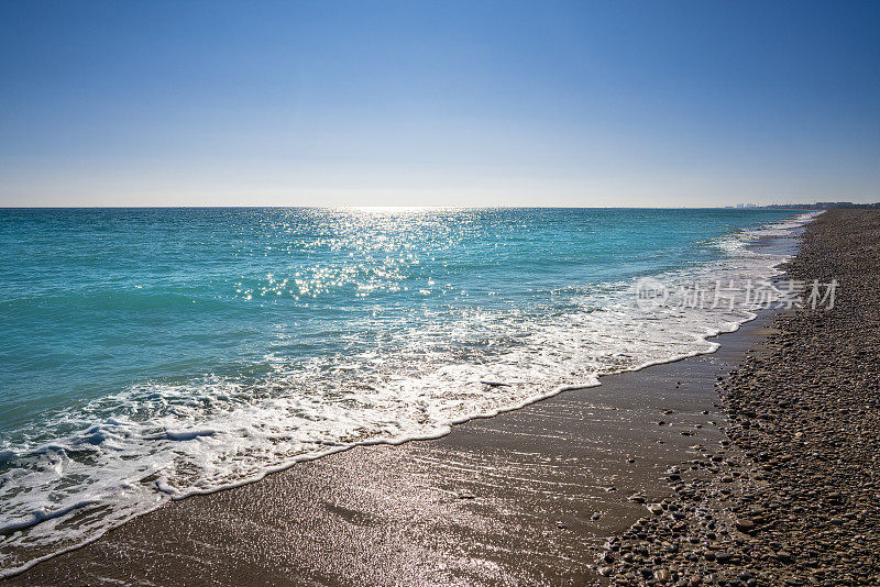 巴伦西亚Sagunto Canet海滩，地中海边夏日蔚蓝的天空